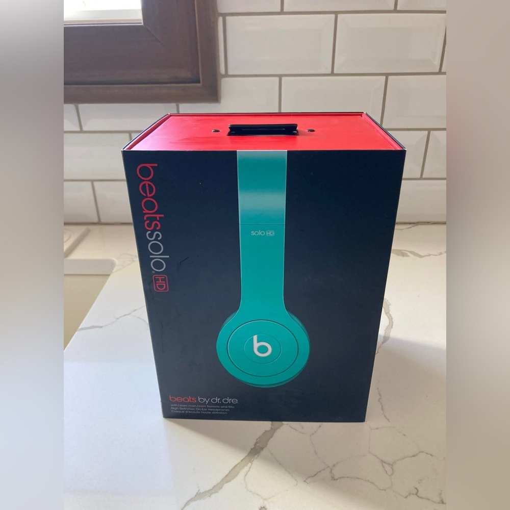 Beats by Dr. Dre Solo HD over ear wired cord Headphone Teal green blue box case